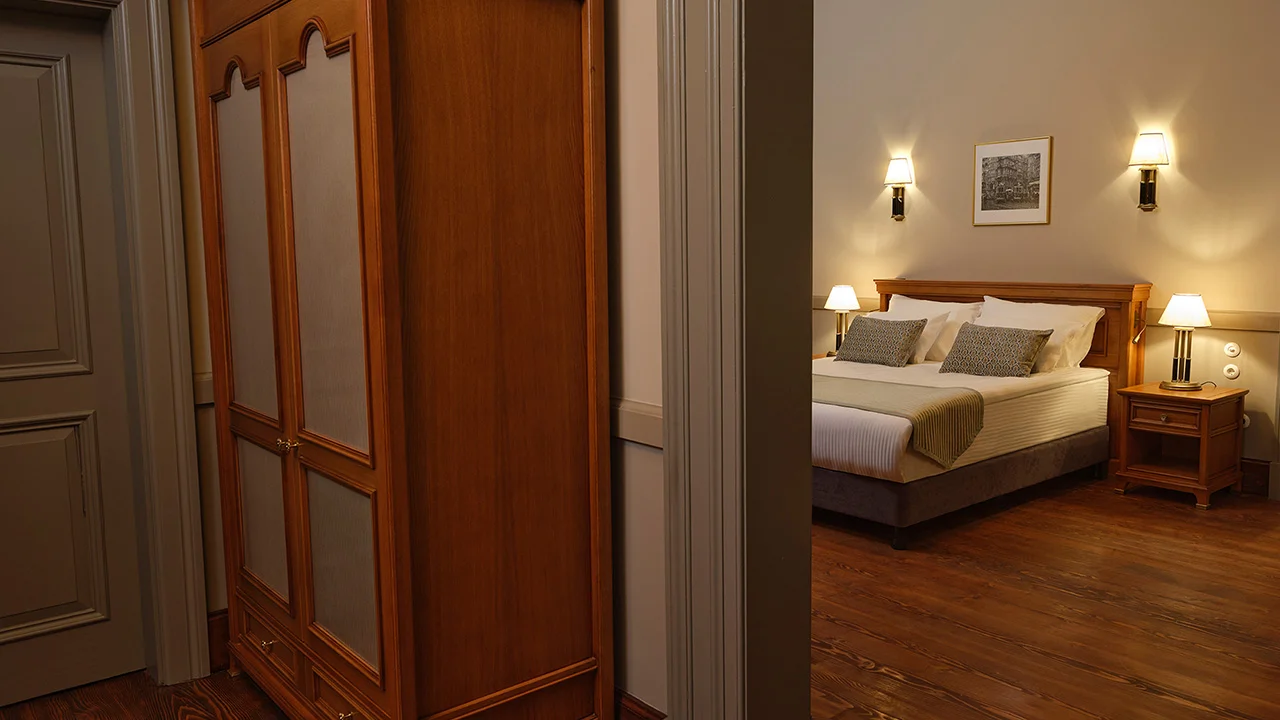 Lei Restaurant & Bar