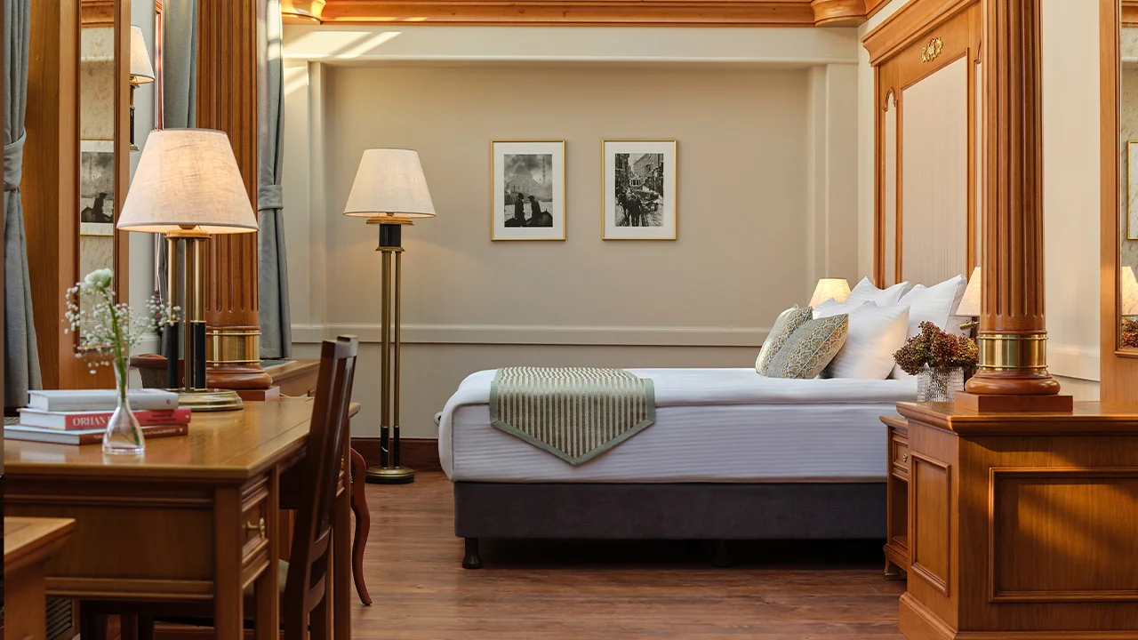 Lei Restaurant & Bar